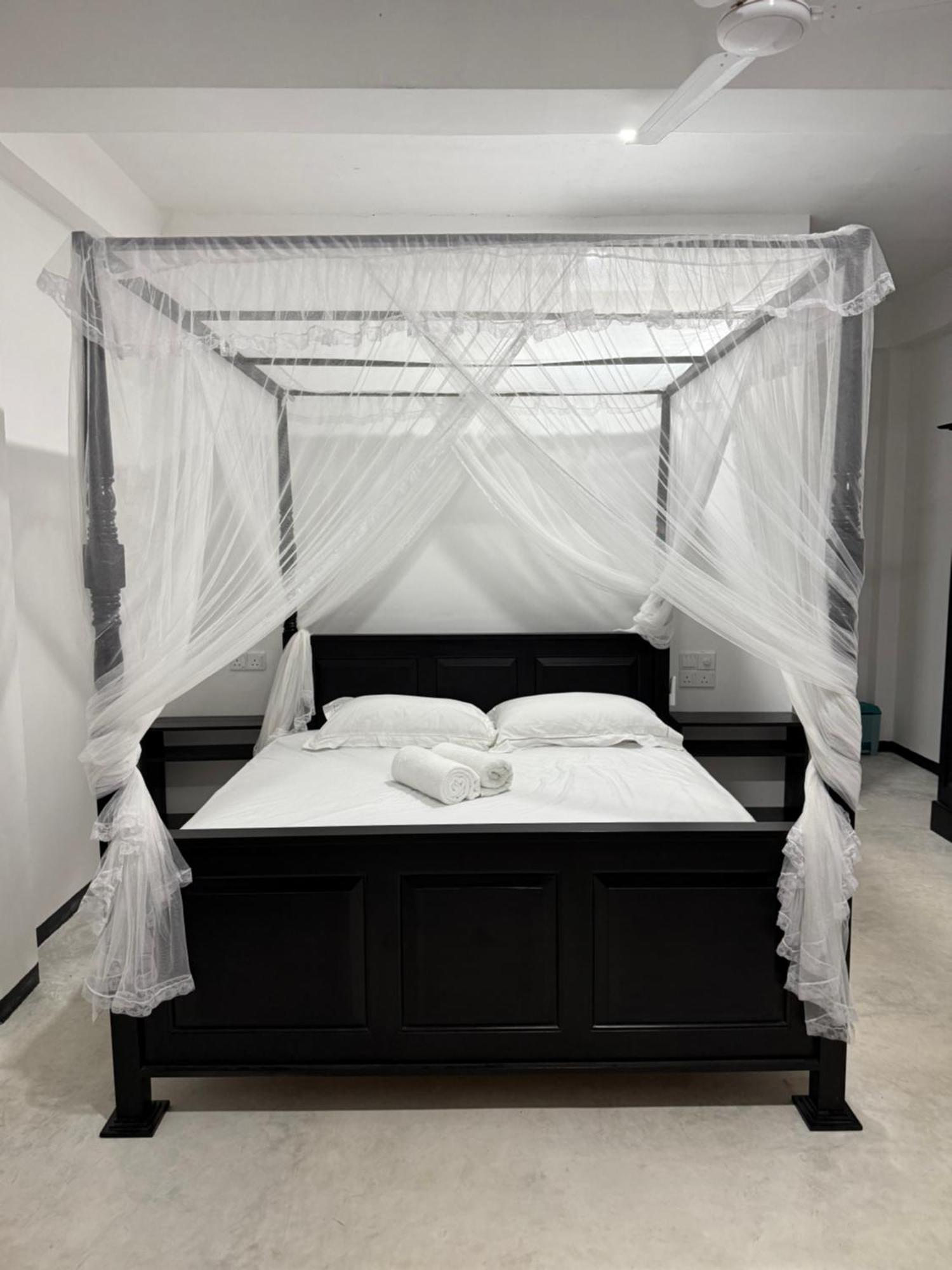 La Fiesta Bed & Breakfast Weligama Bagian luar foto