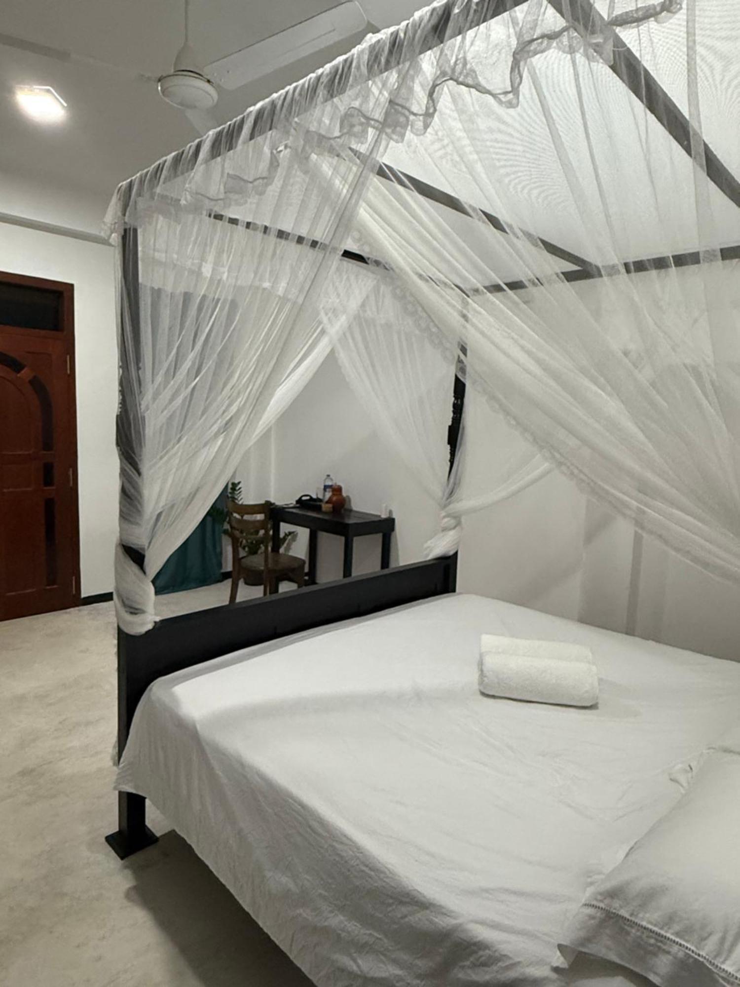 La Fiesta Bed & Breakfast Weligama Bagian luar foto