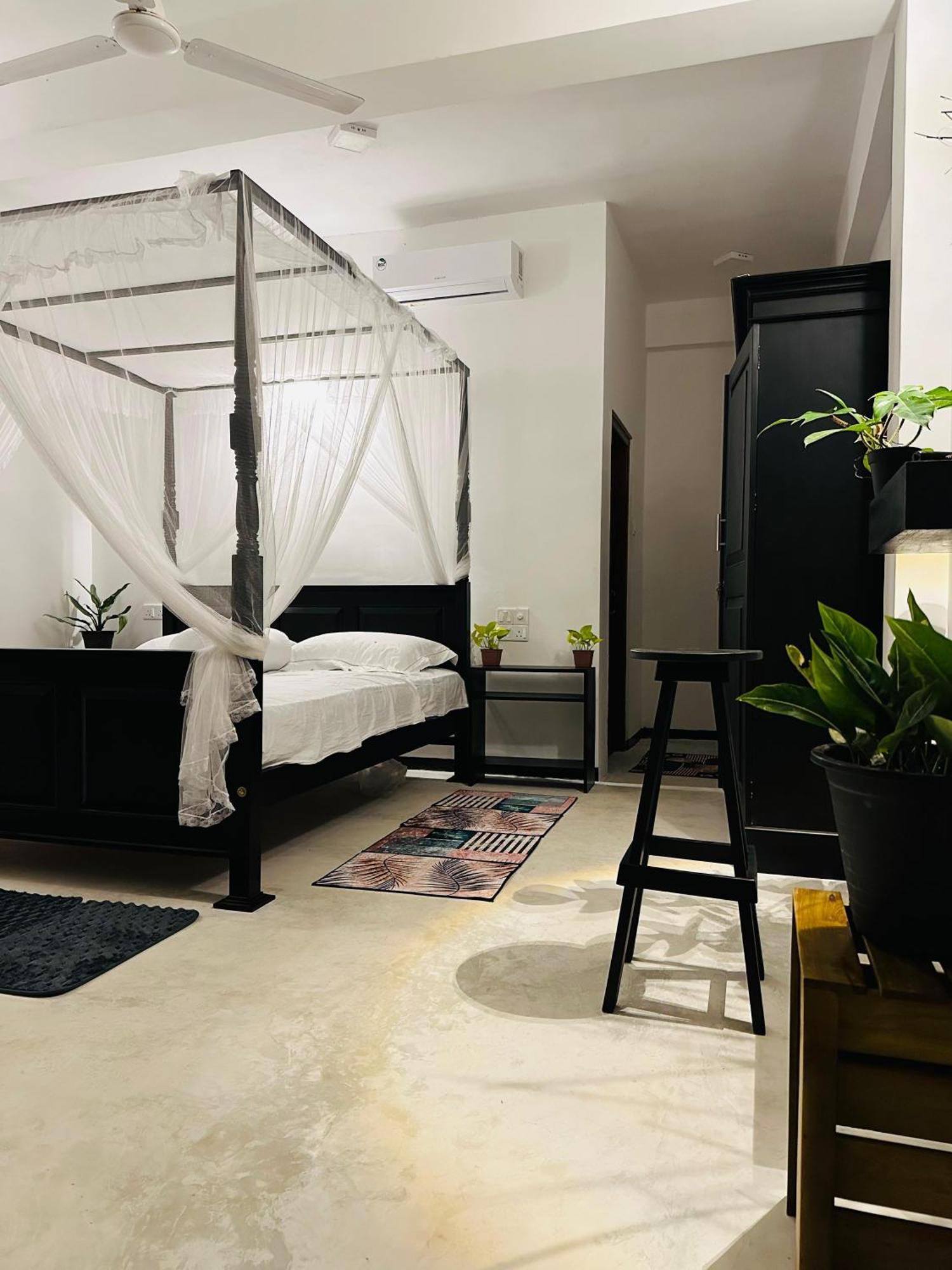 La Fiesta Bed & Breakfast Weligama Bagian luar foto