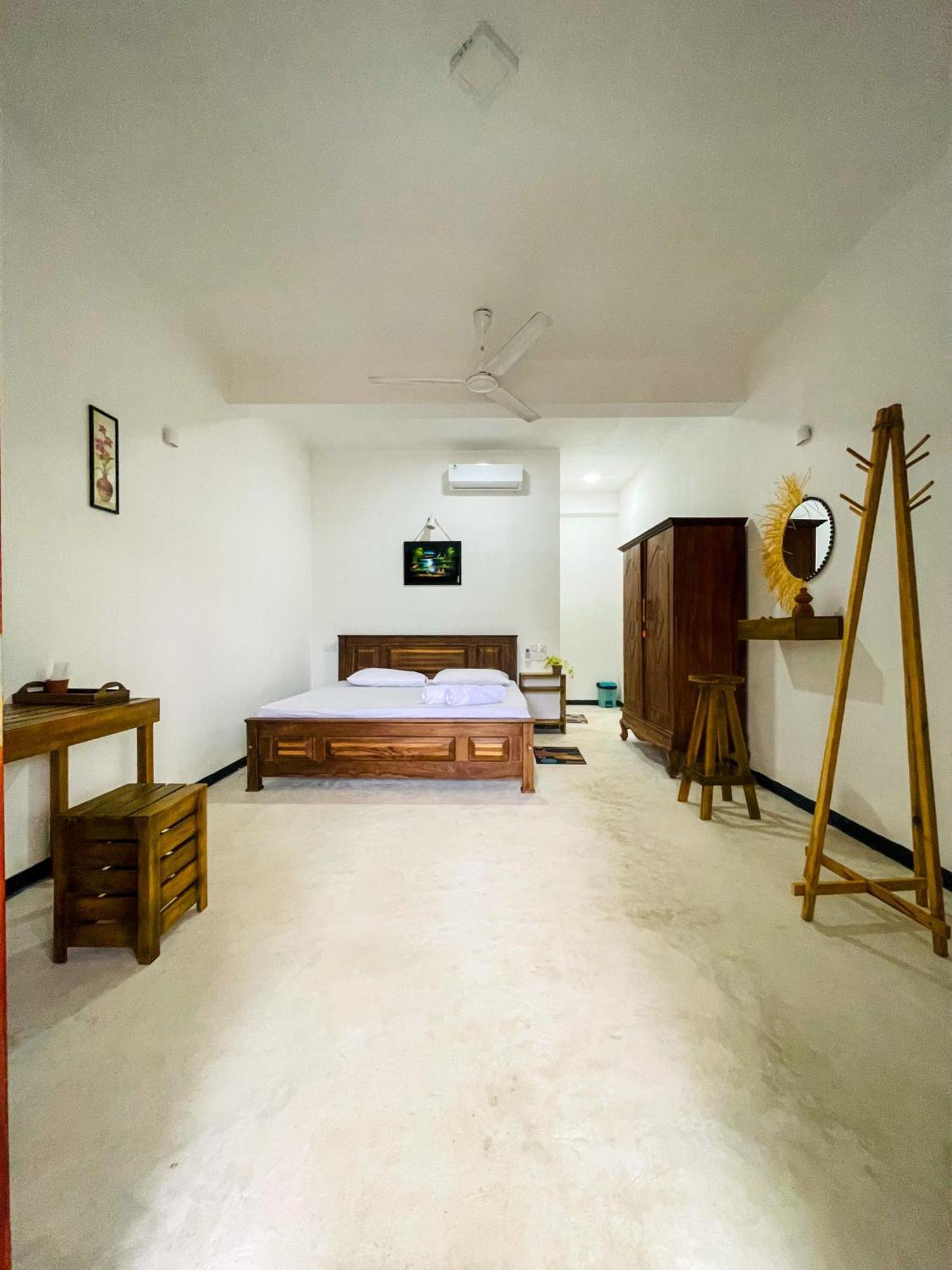La Fiesta Bed & Breakfast Weligama Bagian luar foto